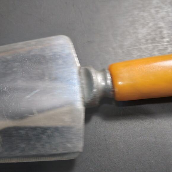 Vintage MCM Golden Yellow Butterscotch Bakelite? Handle Serrated Cake Knife - Picture 5 of 9